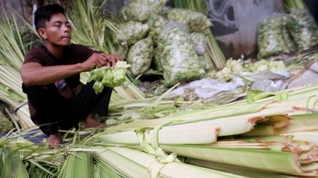 Penjual kulit ketupat di kawasan Palmerah, Jakarta, Sabtu (10/8). [Suara.com/Oke Atmaja]