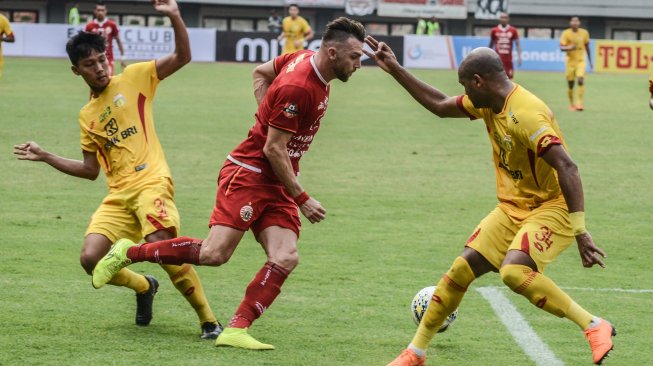 Pesepak bola Persija Jakarta Marko Simic (tengah) berebut bola dengan pesepak bola Bhayangkara FC Anderson Sales (kanan) dan Arif Setiawan (kiri) pada lanjutan liga 1 di Stadion Patriot Chandrabhaga, Bekasi, Jawa Barat, Sabtu (10/8/2019). ANTARA FOTO/Fakhri Hermansyah/ama.