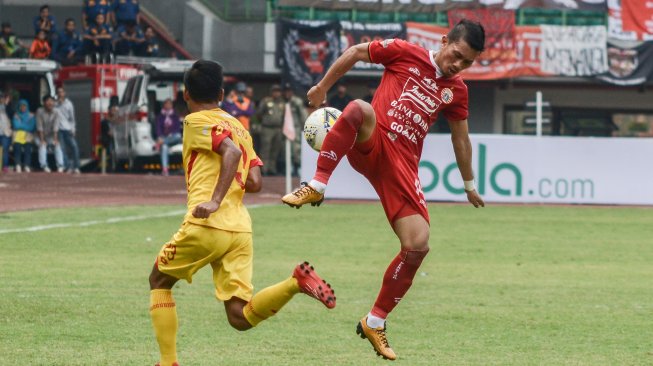 Pesepak bola Persija Jakarta Ismed Sofyan (kanan) berebut bola dengan pesepak bola Bhayangkara FC Wahyu Subo Seto (kiri), pada lanjutan liga 1 di Stadion Patriot Chandrabhaga, Bekasi,Jawa Barat, Sabtu (10/8/2019). ANTARA FOTO/Fakhri Hermansyah/ama.