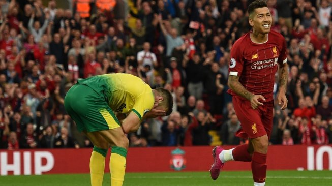 Ekspresi pemain Norwich City, Grant Hanley usai membuat gol bunuh diri di laga kontra Liverpool, Jumat (9/8/2019). [OLI SCARFF / AFP]