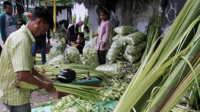 Penjual kulit ketupat di kawasan Palmerah, Jakarta, Sabtu (10/8). [Suara.com/Oke Atmaja]