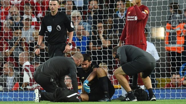 Kiper Liverpool, Alisson Becker mengalami cedera pada laga perdana Liga Primer Inggris 2019/2020. (OLI SCARFF / AFP)