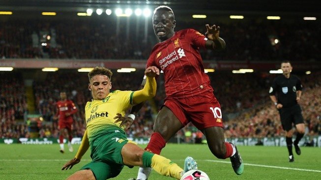 Penyerang Liverpool Sadio Mane dihadang pemain Norwich City di pekan perdana Premiere League 2019/2020. (AFP)