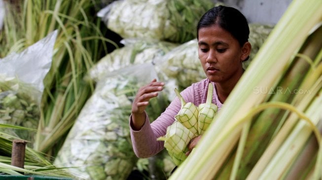 Penjual kulit ketupat di kawasan Palmerah, Jakarta, Sabtu (10/8). [Suara.com/Oke Atmaja]