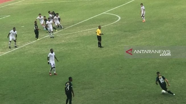 Pemain Persebaya Damian Lizio saat melakukan tendangan bebas pada laga melawan Madura United di pekan ke-13 Liga 1 di Stadion Gelora Bung Tomo Surabaya, Sabtu (10/08/2019) sore. (Foto Fiqih Arfani)