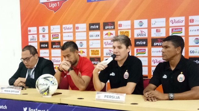 Pelatih Persija Jakarta Julio Banuelos (kedua kanan) kapten Persija Andritany Ardhiyasa (kedua kiri) dalam jumpa pers usai pertandingan. [Suara.com/Adie Prasetyo]