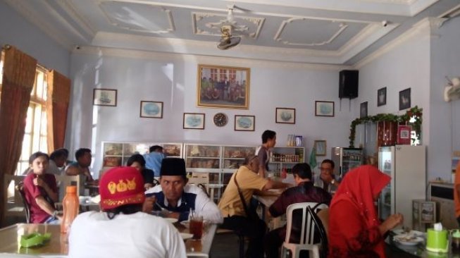 Suasana di Warung Sate 35 Bluto yang berada di Jalan Raya Sumenep - Pamekasan. (Suara.com/Moh Madani) 