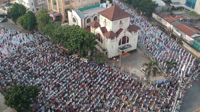 Umat Muslim menjalankan salat Idul Adha 1440 H di sekitar Gereja Koinonia, Jalan Matraman Raya, Jatinegara, Jakarta, Minggu (11/8). [Suara.com/Arya Manggala] 