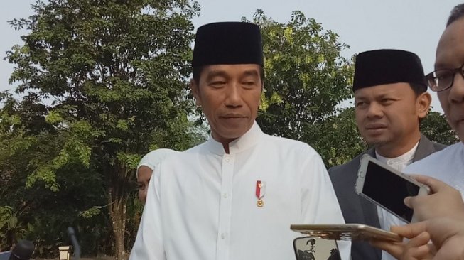 Presiden Joko Widodo usai salat Idul Adha. (Suara.com/Rambiga)