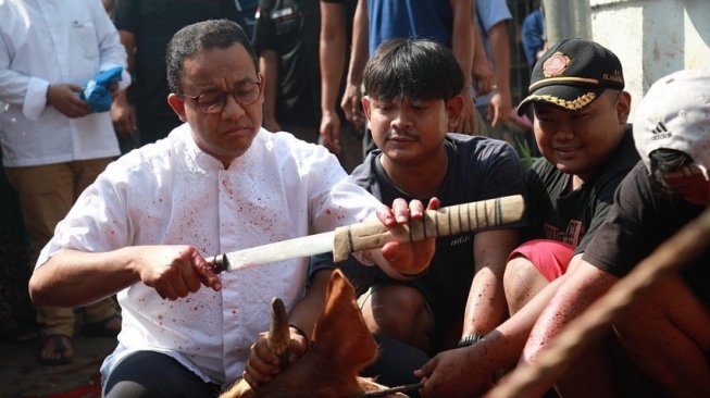 Gubernur DKI Jakarta Anies Baswedan memilih menyembeli sapi kurbannya sendiri di dekat rumahnya, Lebak Bulus, Jakarta Selatan, Minggu (11/8/2019). (Foto dok. instagram Anies)