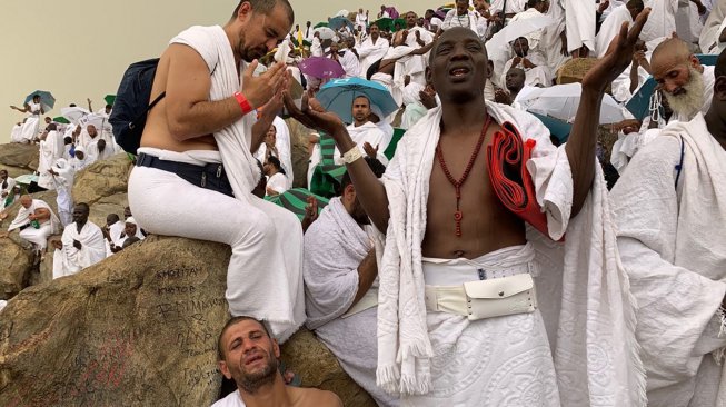 Umat muslim berdoa saat melaksanakan wukuf di Jabal Rahmah, Sabtu (10/8[).  ANTARA FOTO/Hanni Sofia]