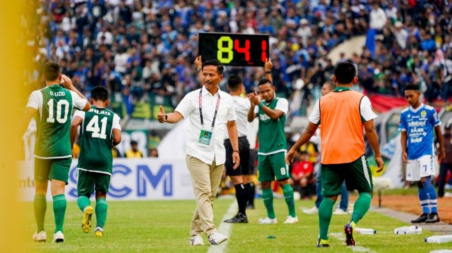 Djadjang Nurdjaman saat mendampingi skuad Persebaya Surabaya menghadapi Persib Bandung di ajang Piala Presiden lalu. Manajemen mengakhiri kerjasama setelah ditahan imbang Madura United dengan skor 2-2 sore tadi. (Dok: Persebaya)