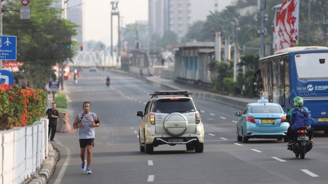 Warga berolahraga di kawasan Sudirman-Thamrin, Jakarta, Minggu (11/8). [Suara.com/Arya Manggala]
