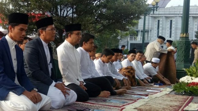 Anies Ditemani Anaknya Salat Idul Adha di Balai Kota