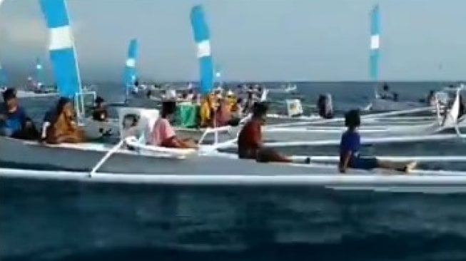 Viral, Potret Keseruan Warga Batutaku Takbiran di Tengah Laut