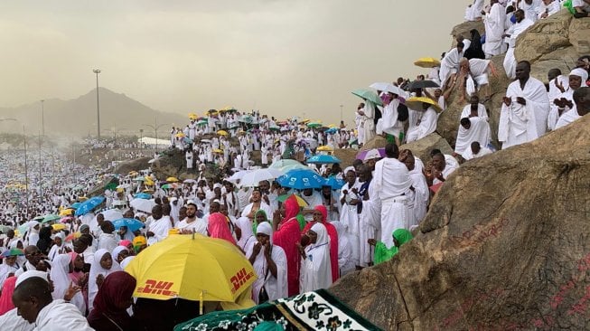 Umat muslim berdoa saat melaksanakan wukuf di Jabal Rahmah, Sabtu (10/8[).  ANTARA FOTO/Hanni Sofia]