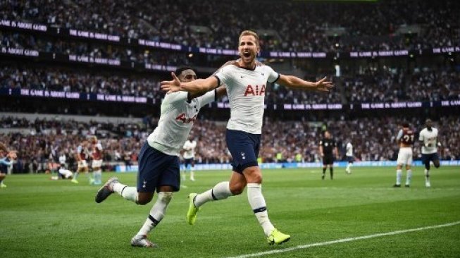 Striker Tottenham Hotspur Harry Kane merayakan golnya ke gawang Aston Villa dalam laga Liga Inggris di Tottenham Hotspur Stadium. Daniel LEAL-OLIVAS / AFP