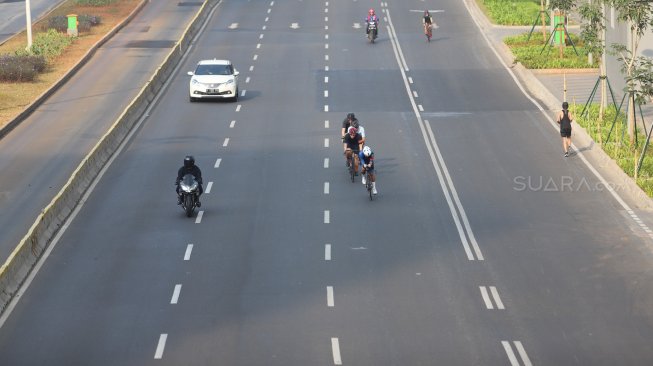 Warga berolahraga di kawasan Sudirman-Thamrin, Jakarta, Minggu (11/8). [Suara.com/Arya Manggala]
