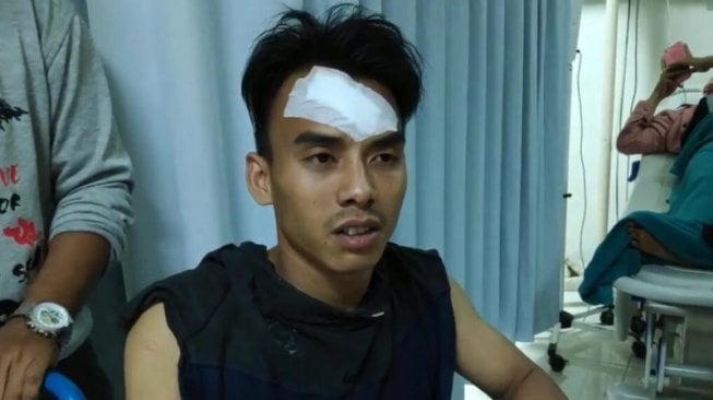 Ramli (23) menjalani perawatan medis RS Islam Pondok Kopi, Jakarta Timur, usai mengalami luka tembak senapan angin di paha dan luka memar di kepala, Minggu (11/8/2019). (Antara)