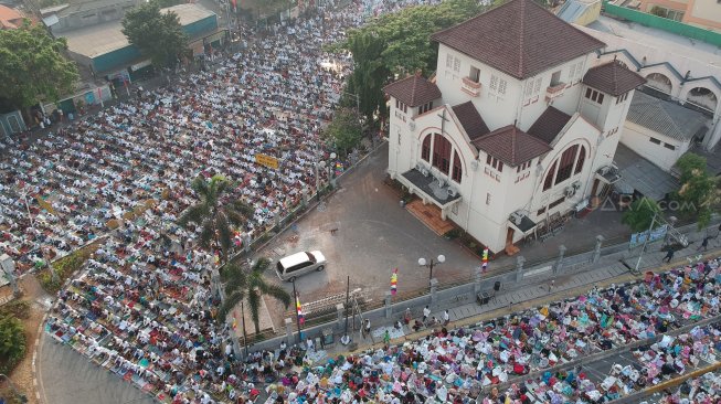 Umat Muslim menjalankan salat Idul Adha 1440 H di sekitar Gereja Koinonia, Jalan Matraman Raya, Jatinegara, Jakarta, Minggu (11/8). [Suara.com/Arya Manggala] 