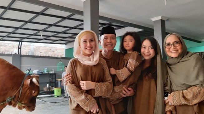Ayu Ting Ting dan keluarga rayakan Idul Adha. (Suara.com/Yuliani)