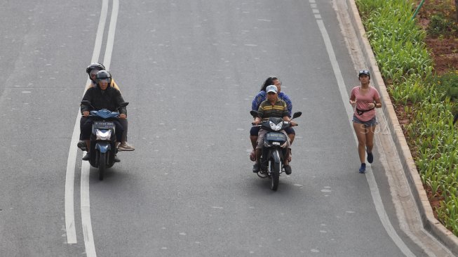 Warga berolahraga di kawasan Sudirman-Thamrin, Jakarta, Minggu (11/8). [Suara.com/Arya Manggala]
