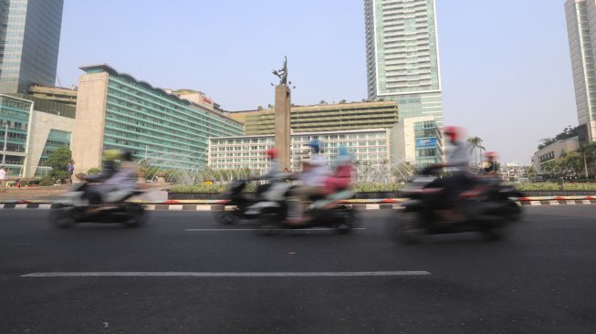 Kendaraan bermotor melintas saat CFD ditiadakan di kawasan Sudirman-Thamrin, Jakarta, Minggu (11/8). [Suara.com/Arya Manggala]