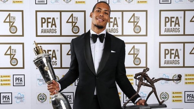 Virgil van Dijk menerima penghargaan PFA Men's Player of The Year 2018/2019. (Instagram/@virgilvandijk)