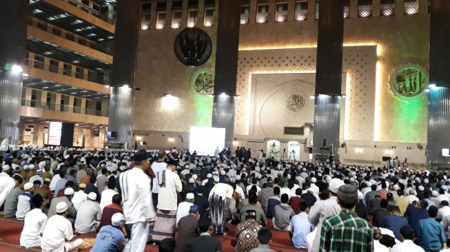 Sejak Subuh Jamaah Padati Masjid Istiqlal, Parkir Kendaraan Mengular