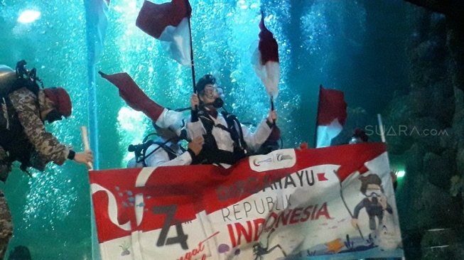 Ancol Meriahkan HUT RI ke-74 dengan Upacara di bawah Air