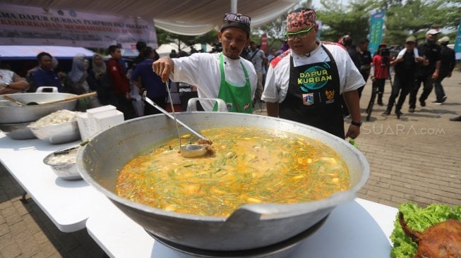 Sejumlah chef memasak daging kurban di Lapangan IRTI Monas, Jakarta, Senin (12/8). [Suara.com/Arya Manggala]