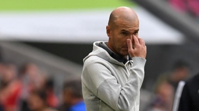 Pelatih Real Madrid, Zinedine Zidane menyaksikan skuatnya bermain. Christof STACHE / AFP