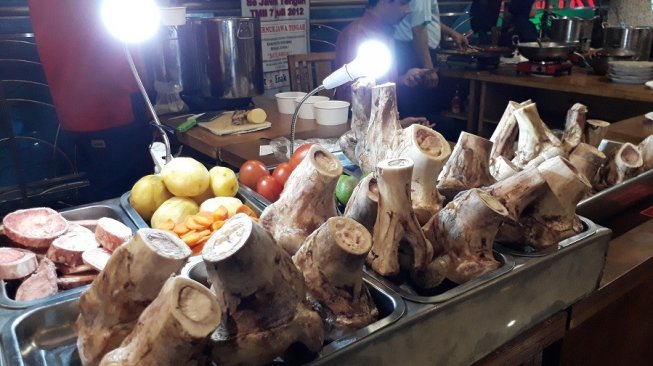 Bazar Kuliner Pondok Indah Mal sambut HUT RI ke-74 usung tema Joglosemar. (Suara.com/Vessy Frizona)