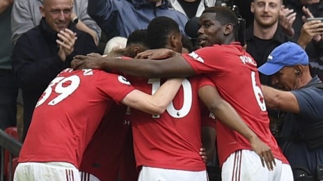 Para pemain Manchester United merayakan gol Anthony Martial ke gawang Chelsea dalam laga Liga Inggris di Old Trafford. Oli SCARFF / AFP