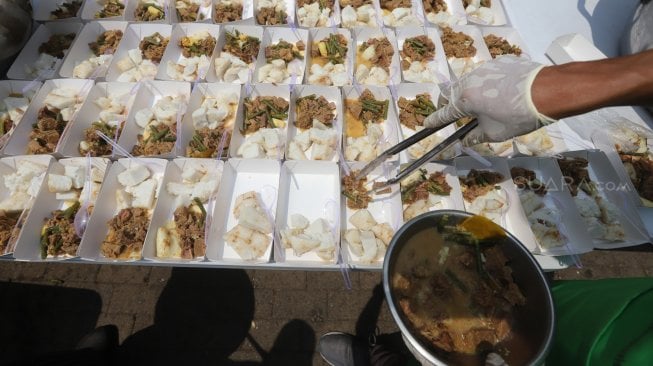 Sejumlah chef memasak daging kurban di Lapangan IRTI Monas, Jakarta, Senin (12/8). [Suara.com/Arya Manggala]