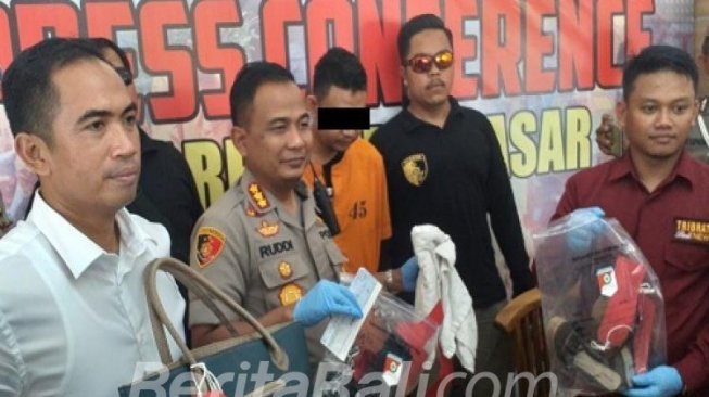 Polresta Denpasar Bali merilis penangkapan tersangka PBW alias Gustu (33) pembunuh sales promotion girl bernama Ni Putu Yuniawati (39). [Beritabali]