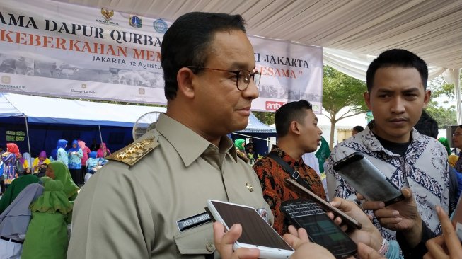 Gubernur DKI Jakarta, Anies Baswedan, pada Senin (12/8/2019), mengatakan akan membebaskan taksi online dari aturan ganjil-genap. [Suara.com/Fakhri Fuadi]