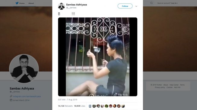 Aksi kocak warganet, pagar dijadikan seperti harpa. [Twitter]