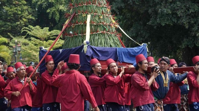 Ngalap Berkah, Ribuan Orang Berebut Gunungan Garebek