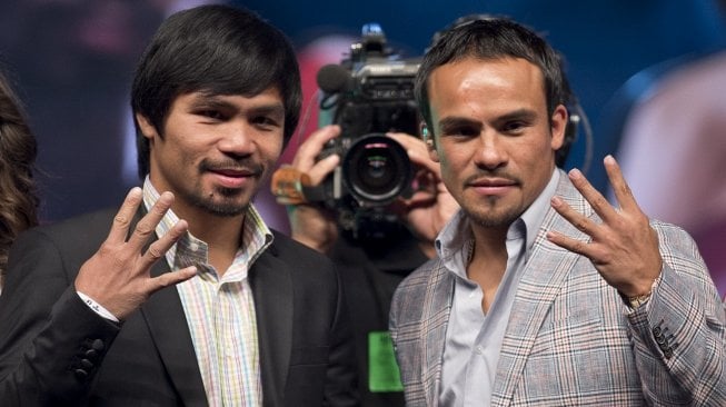 Petinju Filipina, Manny Pacquiao (kiri) dan Juan Manuel Marquez (Meksiko) mempromosikan duel keempat mereka di Meksiko City, 21 September 2011. [AFP/Ronaldo Schemidt]