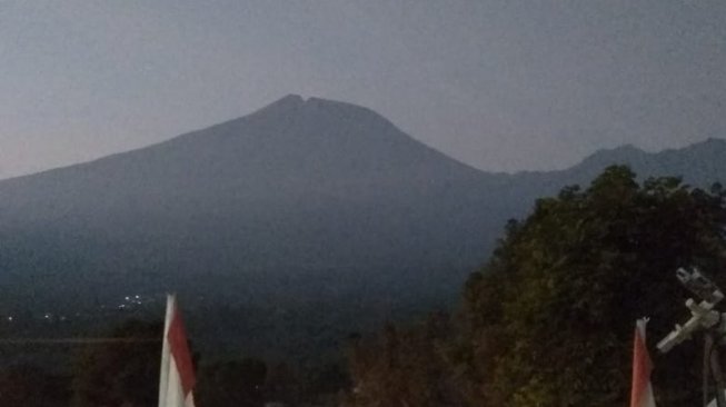 Gunung Slamet dari Pos Gambuhan Kabupaten Pemalang, Jawa Tengah. [Antara]
