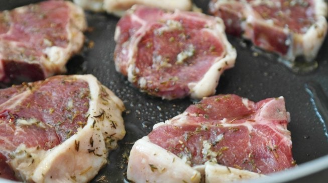 5 Cara Menghilangkan Bau Prengus Daging Kambing
