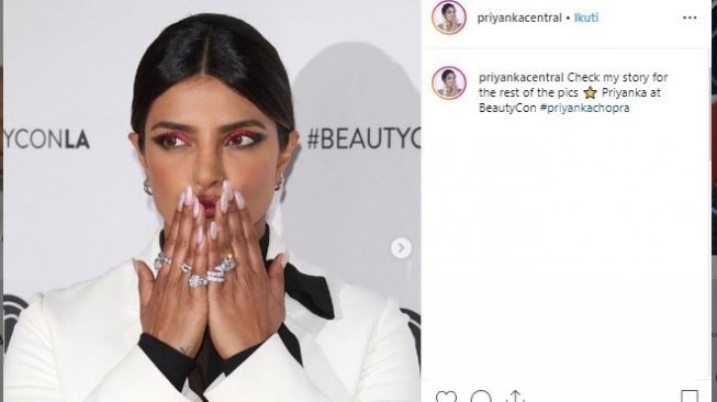 Priyanka Chopra ketika jadi pembicara di Beauty Con. (Instagram/@priyankacentral)