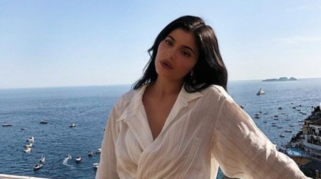 Pamer Koleksi Sepatu Usai Liburan, Kylie Jenner Malah Dihujat