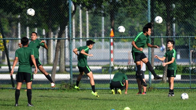Sejumlah pemain Timnas Indonesia U-18 melakukan latihan di Lapangan Becamex Binh Duong, Vietnam, Selasa (13/8/2019). Indonesia akan menghadapi Myanmar pada laga terakhir penyisihan Grup A Piala AFF U-18 2019 di Vietnam. ANTARA FOTO/Yusran Uccang