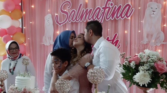 Salmafina Sunan mendapat ciuman sayang dari kedua orangtuanya, di ultahnya yang ke-20 hari ini, Selasa (13/8/2019). [Revi C Rantung/Suara.com]