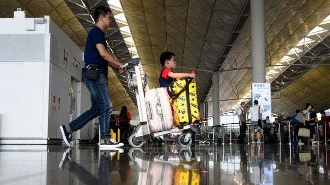 Suasana di Bandara Internasional Hong Kong, Cina, Selasa (13/8). [Philip FONG / AFP]
