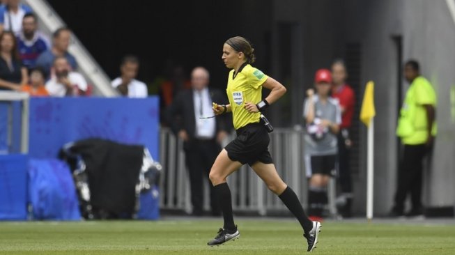 Stephanie Frappart, berlari mengecek VAR saat gelaran Piala Dunia Wanita 2019. (CHRISTOPHE SIMON / AFP)