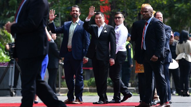 Putra sulung Presiden Amerika Serikat Donald Trump, Donald Trump Jr selaku Executive Vice President Trump Organization menghadiri pra peluncuran Trump Residences Indonesia di kantor Marketing Gallery Trump Residences Indonesia, Jakarta, Selasa (13/8). [ANTARA FOTO/Sigid Kurniawan] 