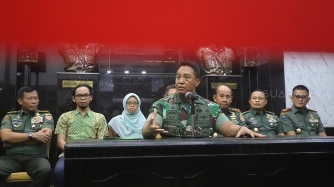 Kepala Staf TNI Angkatan Darat (Kasad) Jenderal TNI Andika Perkasa memberikan keterangan terkait polemik taruna Akmil Enzo Zenz Allie di Mabes TNI AD, Jakarta, Selasa (13/8).[Suara.com/Arya Manggala]